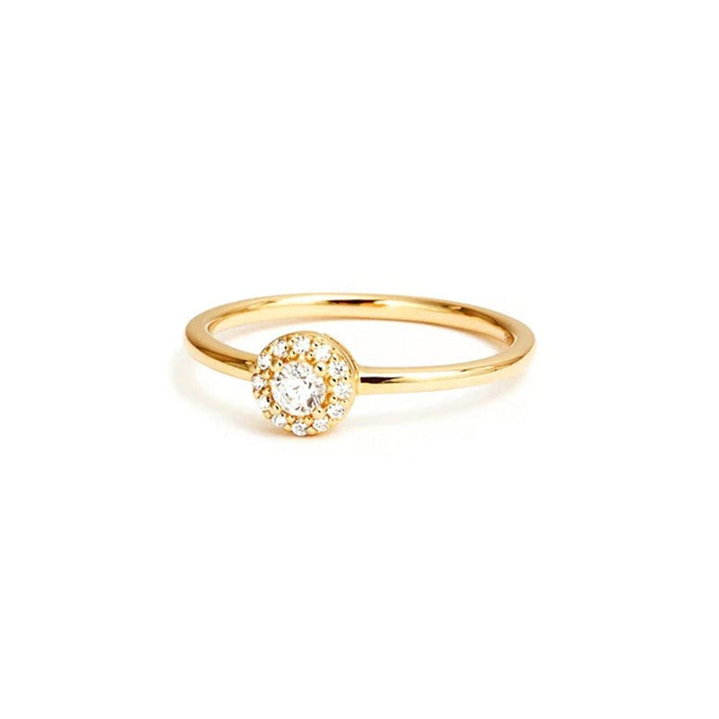Anillo de moissanita con esquinas redondeadas en oro de 18 quilates.