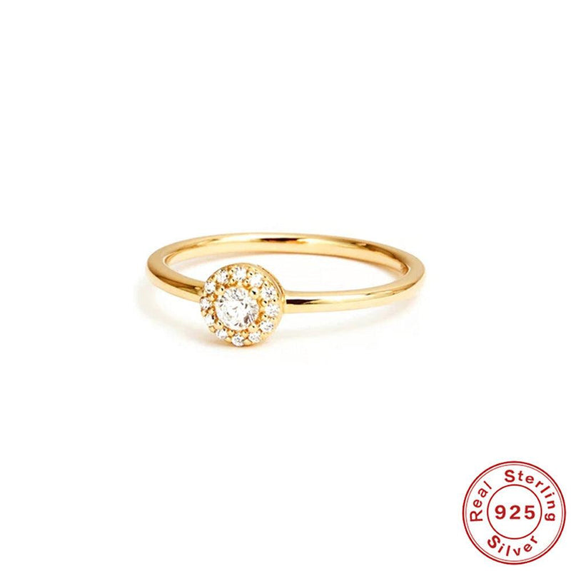 Anillo de moissanita con esquinas redondeadas en oro de 18 quilates.